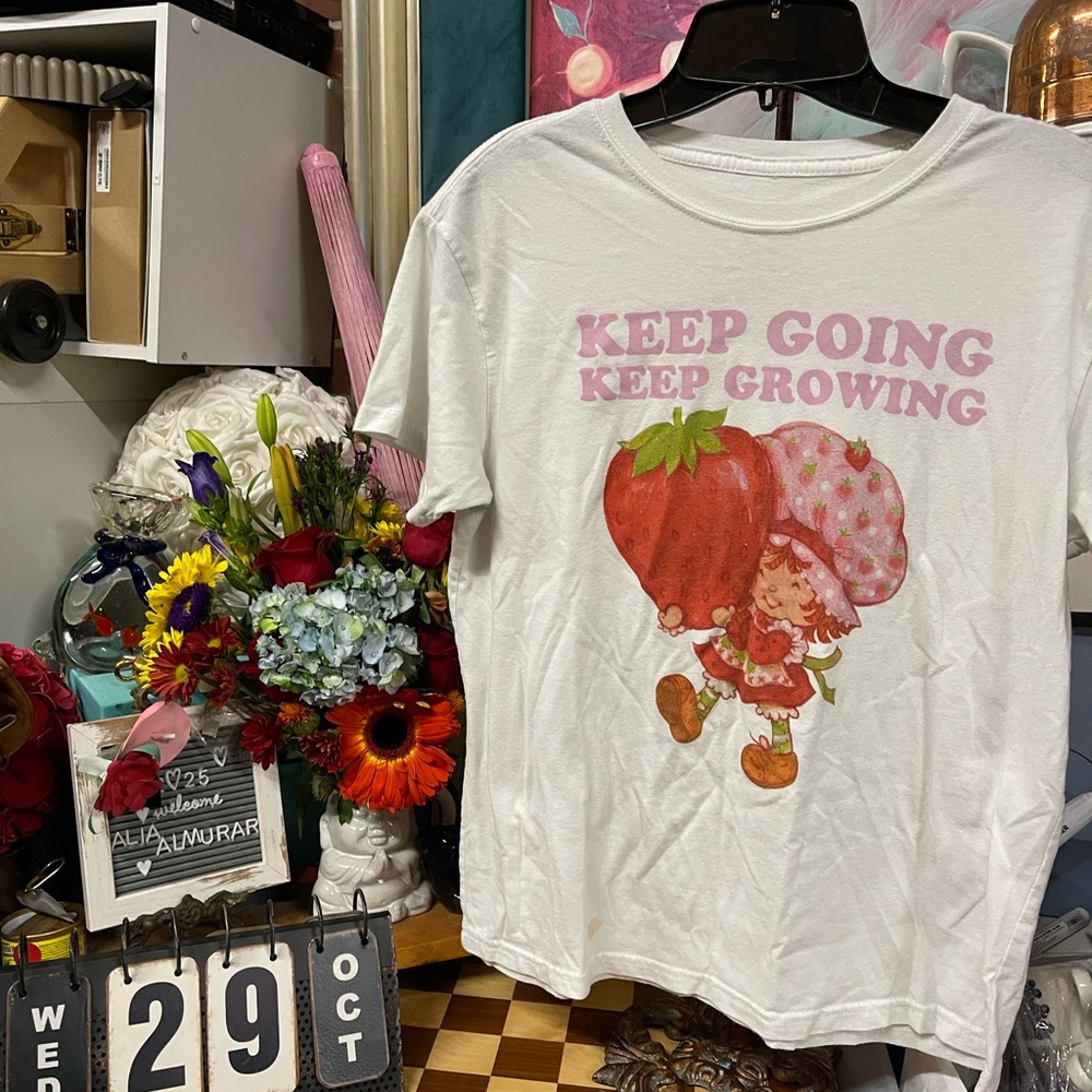 Strawberry Shortcake Shirt Vintage Cartoon med Tee "Keep Going Keep Growing"